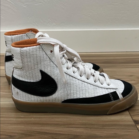 Women’s high top Nike sneakers. - Picture 6 of 7
